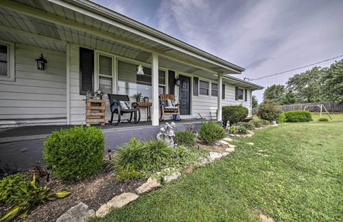De Soto Cottage | Traditional Country Home in De Soto w/Yard!