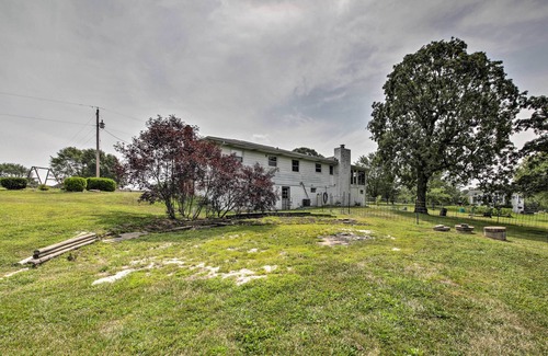 De Soto Cottage | Traditional Country Home in De Soto w/Yard!
