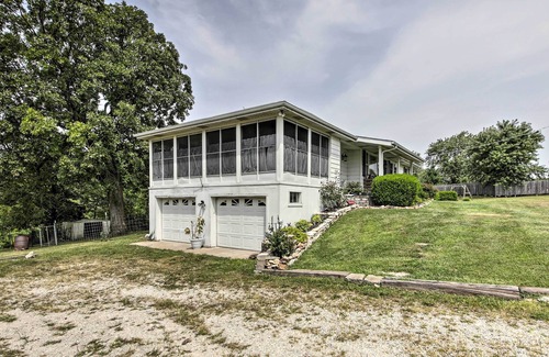 De Soto Cottage | Traditional Country Home in De Soto w/Yard!