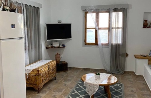 Panormos House | Traditional Greek Home only 5 min walking from Platy Gyalos beach!