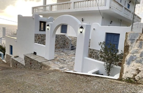 Panormos House | Traditional Greek Home only 5 min walking from Platy Gyalos beach!
