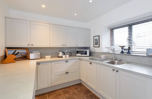 Goldsithney Cottage | Traditional holiday cottage in Goldsithney, No Deposit