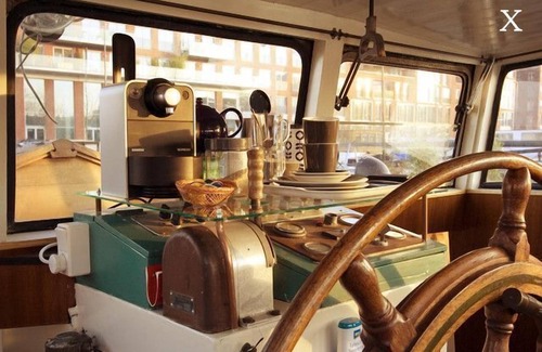 Haarlemmerbuurt Boat Rental | Traditional Stylish Houseboat, Own Entrance, With Bikes.