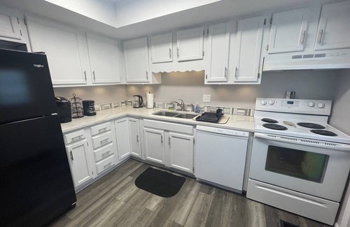 Grandview House | Traditional Updated Townhome - sleeps 12, 4 sleep spaces