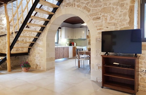 Pemonia Villa | Traditional Villa in fres