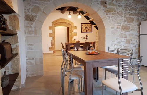 Pemonia Villa | Traditional Villa in fres