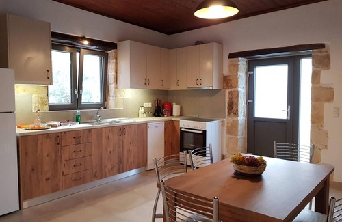 Pemonia Villa | Traditional Villa in fres