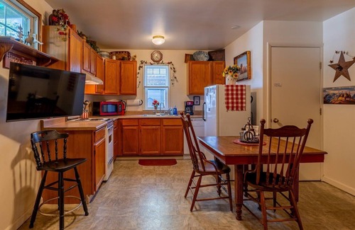 Cody Apartment | Trail's End- couples retreat close to downtown