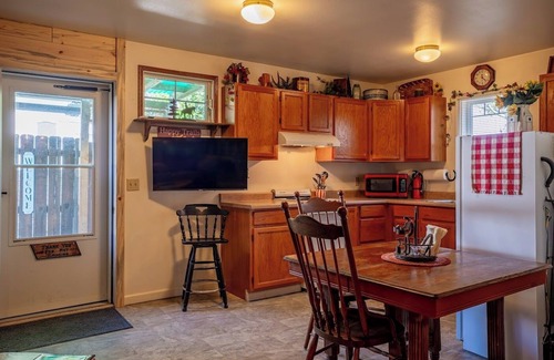 Cody Apartment | Trail's End- couples retreat close to downtown