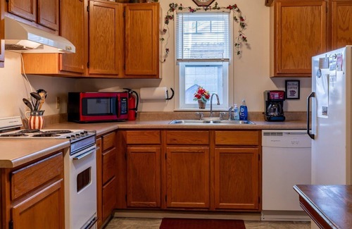 Cody Apartment | Trail's End- couples retreat close to downtown