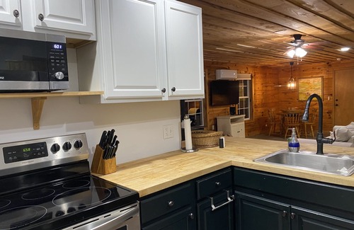 Mammoth Cave Cabin | Trailboss Cabin near Mammoth Cave at Noble Pine Campground