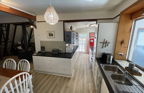 Nannup House | Trails! Views! Serenity! Family & pet friendly cottage, 5 minutes from town!