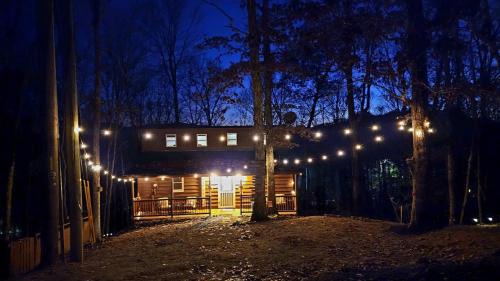 Stanton House | Trailseeker Cabin w King Bed Hot Tub at Red River Gorge Natural Bridge