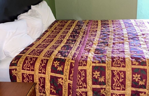 Fairview Heights Hotel | Trailway Motel
