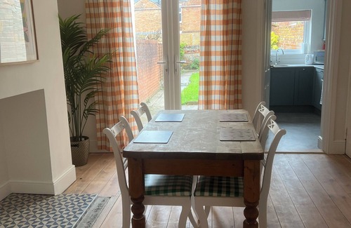 Taunton House | Train Station Cottage Taunton - Walk to town, pet friendly!