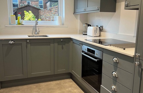 Taunton House | Train Station Cottage Taunton - Walk to town, pet friendly!