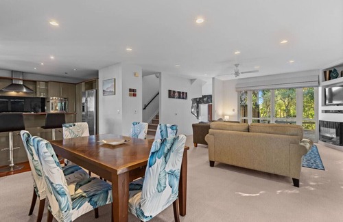 St. Heliers House | Tranquil Family Retreat close to St Heliers Beach