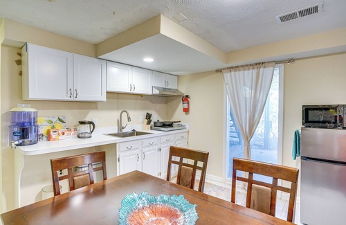 Alexandria Apartment | Tranquil 1-bed apt sleeps 4 overlooking Indian Creek Gorge w/WiFi, AC & hot tub