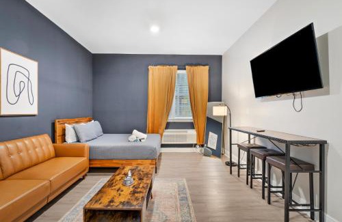 Grand Bay Apartment | Tranquil 1 BR Studio in Grand Bay - Oak & Fountain