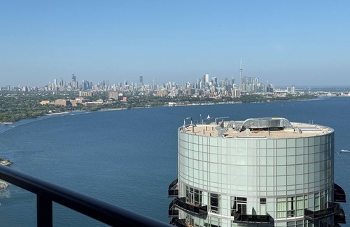 Humber Bay Condo | Tranquil 2-bedroom condo with AC in vibrant Toronto