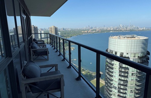 Humber Bay Condo | Tranquil 2-bedroom condo with AC in vibrant Toronto