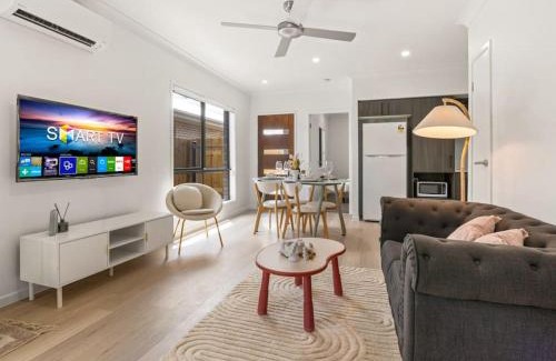 Browns Plains House | Tranquil 2BR Retreat with Local Charm and Comfort