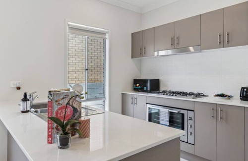 Spring Mountain House | Tranquil 3B2B Home w/Parking/Backyard 5Mins toMall