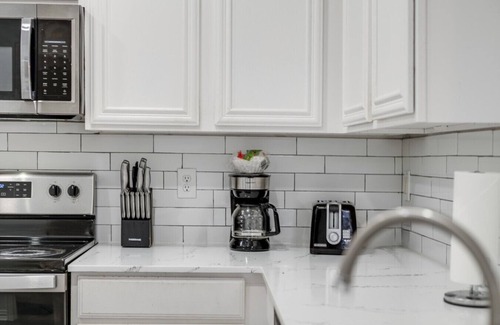 Dallas Apartment | Tranquil 3BR I Free Parking I Workspace