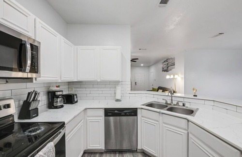 Dallas Apartment | Tranquil 3BR I Free Parking I Workspace