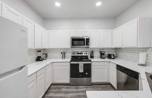 Dallas Apartment | Tranquil 3BR I Free Parking I Workspace