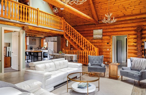 Puslinch Cabin | Tranquil 3BR Log Cabin in Cambridge, Ontario: WiFi, Woodland Trails, Sleeps 6