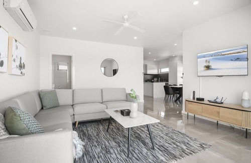 Strathmore House | Tranquil 4-Bed Oasis with Garden & BBQ
