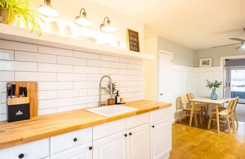 East Shore Apartment | Tranquil Apartment with Waterview & Patio, Walk to Beach!