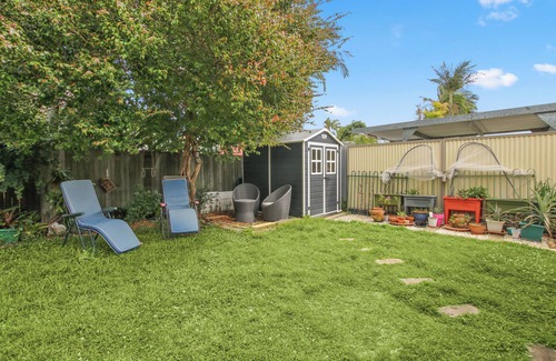 Battery Hill Apartment | Tranquil beachside studio centrally located to local amenities, transport, shops