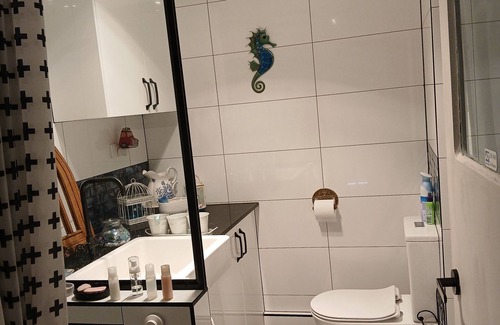 Battery Hill Apartment | Tranquil beachside studio centrally located to local amenities, transport, shops