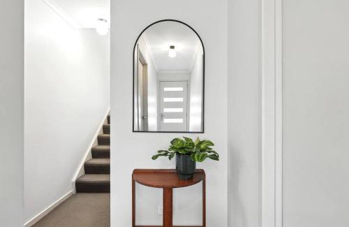 Geilston Bay House | Tranquil Bush Outlook Near City