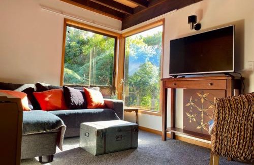 Lower Hutt Apartment | tranquil cosy bush cabin