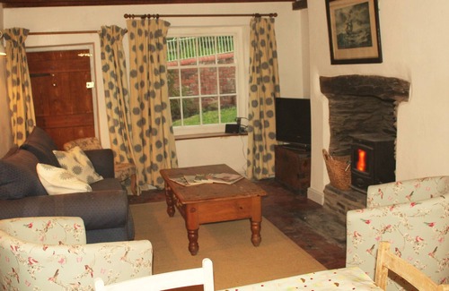 Glyn-Dyfrdwy Cottage | Tranquil cottage in quiet hamlet 3 miles from Llangollen & 2 mins from local pub