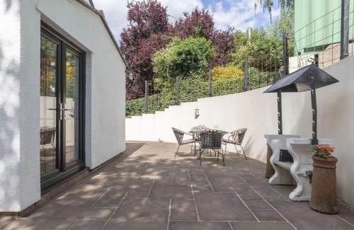 Abergavenny House | Tranquil Cottage with Hot Tub