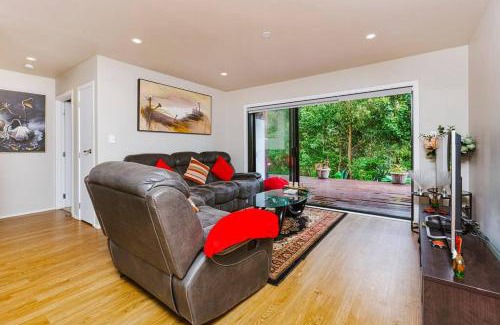Pokeno House | Tranquil Countryside Retreat with Modern Amenities