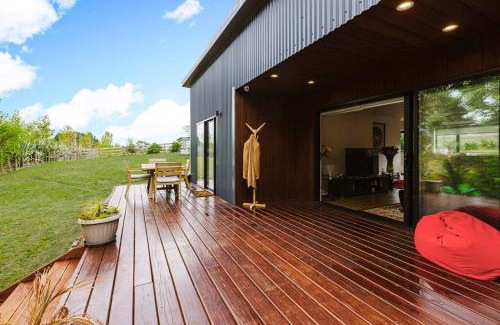 Pokeno House | Tranquil Countryside Retreat with Modern Amenities