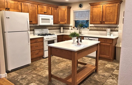 Springdale House | Tranquil Countryside Bungalow: A Blissful Retreat in Town Minutes From UofA!