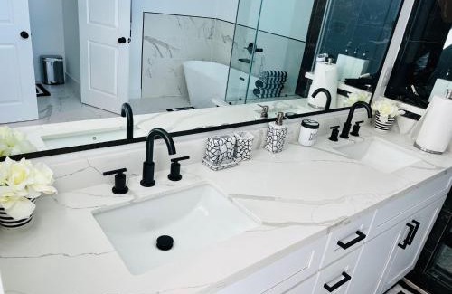 South Central Houston House | Tranquil Downtown Escape with Backyard