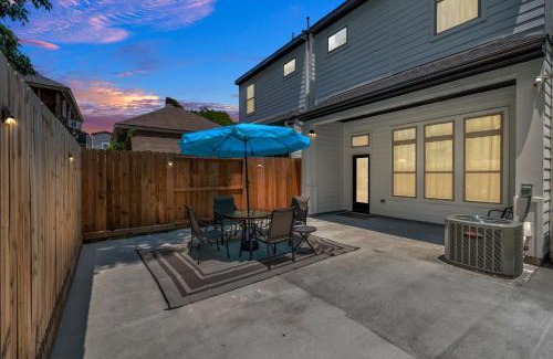 South Central Houston House | Tranquil Downtown Escape with Backyard