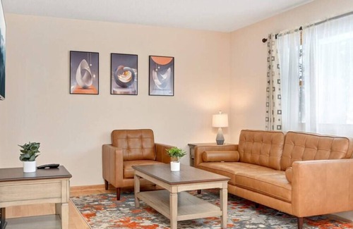 Crystal House | Tranquil Family Home l 4BR 2BA