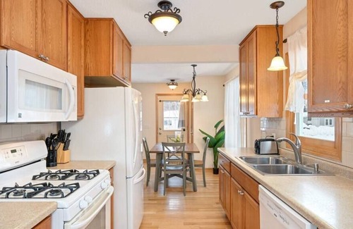Crystal House | Tranquil Family Home l 4BR 2BA