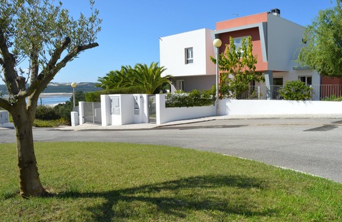 Foz do Arelho Villa | Tranquil family villa with lovely sea view, easy stroll to centre and beach.