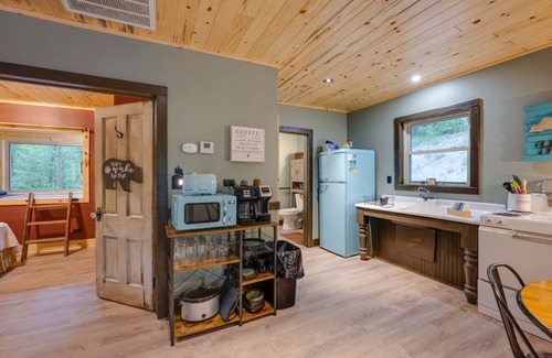Irvine Cabin | Tranquil Getaway in the Woods ~ Sunset Ridge
