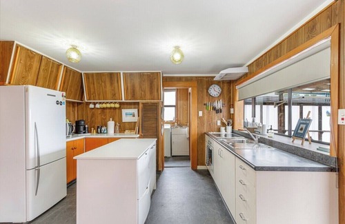 Ponsonby House | Tranquil Haven 2 BR and 1.5 BA Home Zodiak Stays