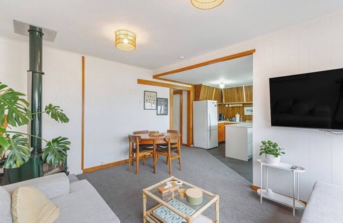 Ponsonby House | Tranquil Haven 2 BR and 1.5 BA Home Zodiak Stays